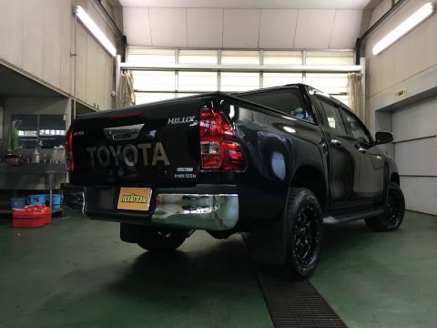 NEWハイラックス　リアビュー　TOYOTAロゴ